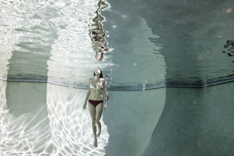 Jessica Paré swimming underwater